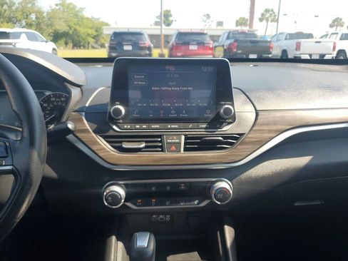 Used 2025 Nissan Altima 2.5 SV FWD image 12
