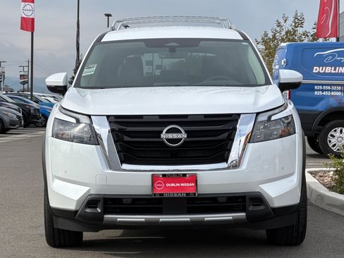 New 2025 Nissan Pathfinder SL image 8