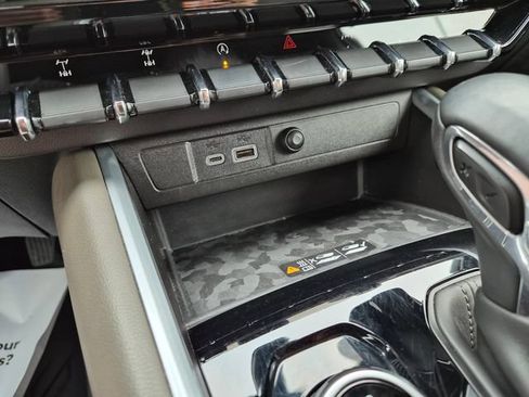 Used 2023 Chevrolet Colorado ZR2 w/ ZR2 Convenience Package III AWD/4WD image 30