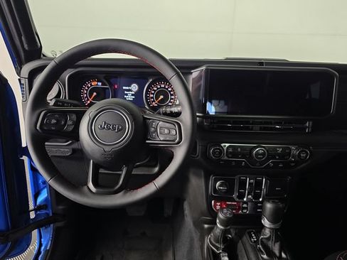 Used 2024 Jeep Wrangler Unlimited Rubicon AWD/4WD image 12
