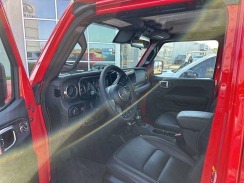 Used 2025 Jeep Gladiator High Tide image 8