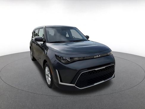 Used 2025 Kia Soul LX w/ LX Technology Package FWD image 3