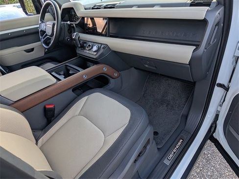 Used 2024 Land Rover Defender 110 X-Dynamic SE image 17