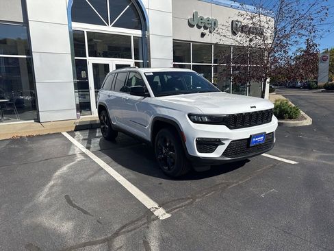 New 2025 Jeep Grand Cherokee Limited w/ Black Appearance Package image 9