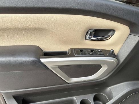 Used 2017 Nissan Titan SV image 11