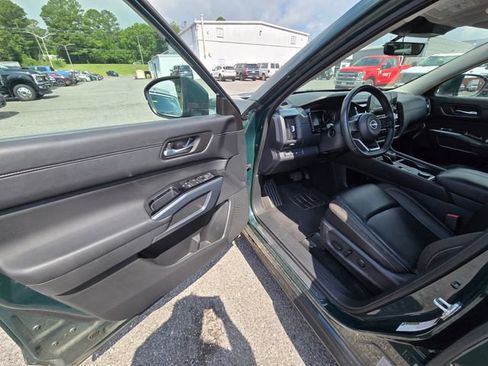 Used 2024 Nissan Pathfinder SL AWD/4WD image 5