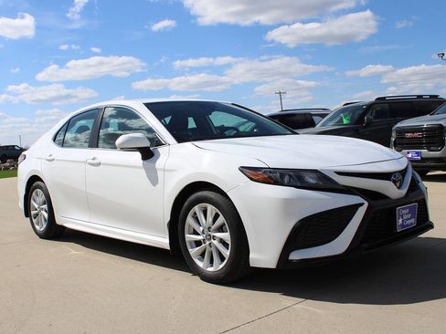 Used 2024 Toyota Camry SE FWD image 3