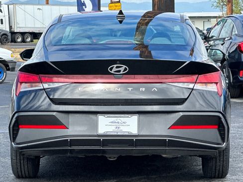 Certified 2024 Hyundai Elantra SE FWD image 5