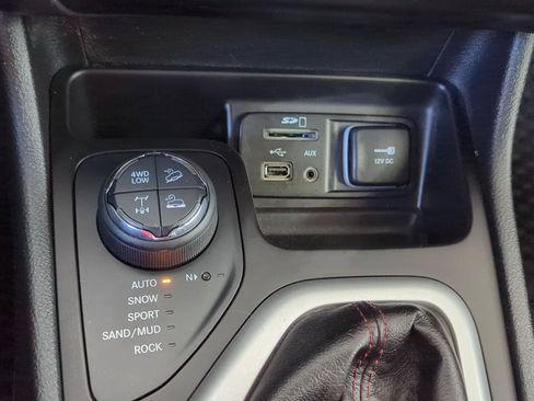 Used 2017 Jeep Cherokee Trailhawk AWD/4WD image 28