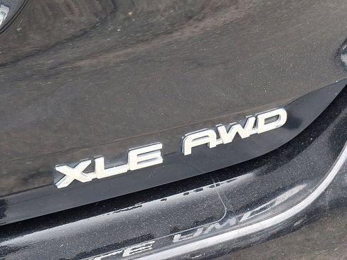 Used 2024 Toyota Highlander XLE AWD/4WD image 33