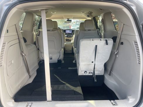 Used 2021 Chrysler Pacifica Touring-L image 23