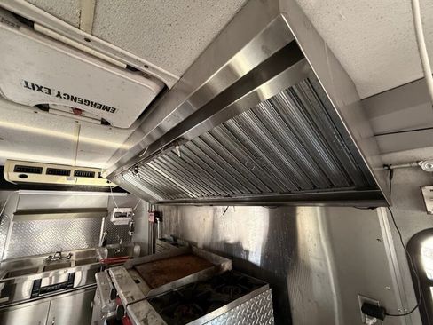 Used 2009 Ford E-450 and Econoline 450 RWD image 2