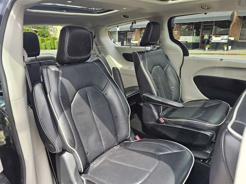 Used 2021 Chrysler Pacifica Limited w/ Premium & Safety Sphere Group FWD image 7