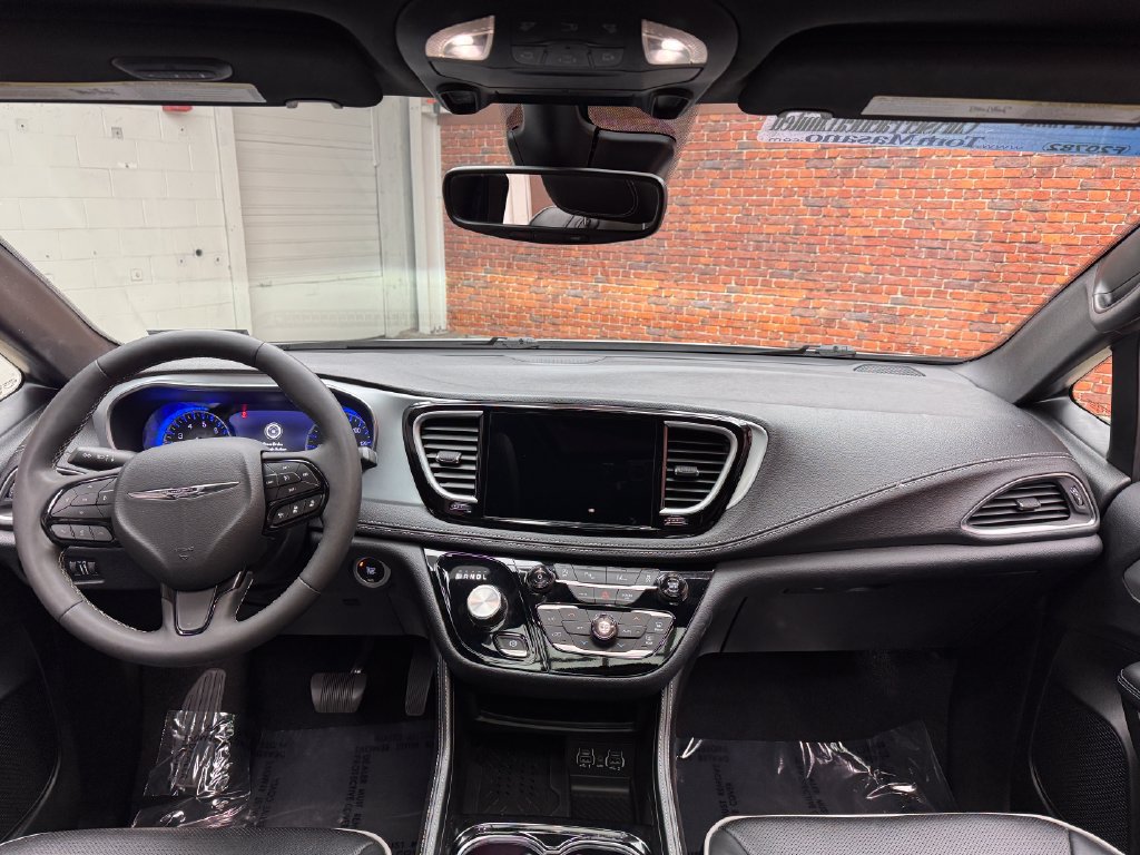 Used 2025 Chrysler Pacifica Limited FWD image 13