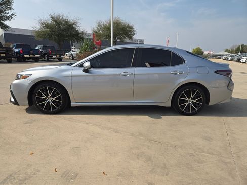 Used 2024 Toyota Camry SE image 4