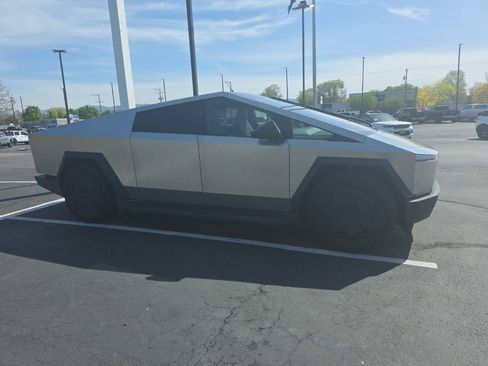 Used 2025 Tesla Cybertruck AWD Crew Cab image 5