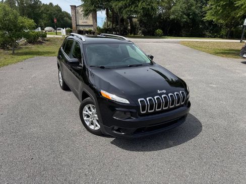 Used 2017 Jeep Cherokee Latitude w/ Comfort/Convenience Group FWD image 39