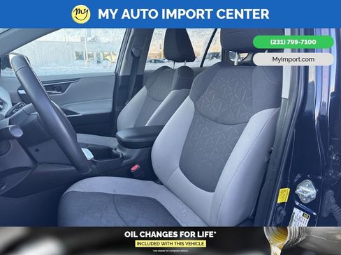 Used 2022 Toyota RAV4 XLE w/ Convenience Package image 7