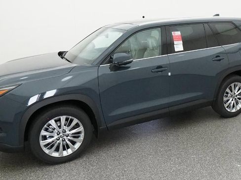 New 2026 Toyota Grand Highlander Platinum image 2