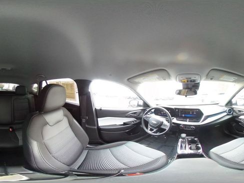 Used 2025 Chevrolet Trax LT w/ LT Convenience Package image 36