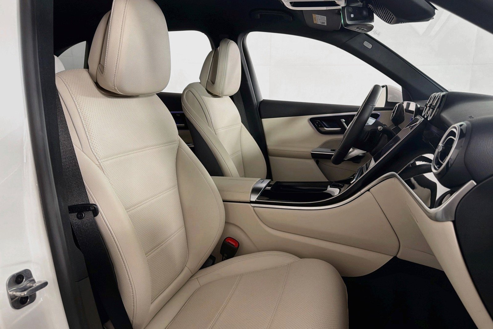 Certified 2025 Mercedes-Benz GLC 350e 4MATIC w/ Driver Assistance Package image 7
