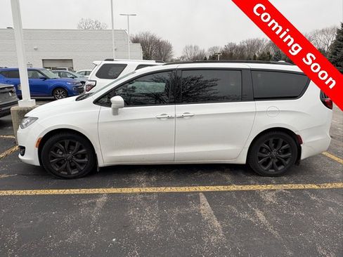 Used 2018 Chrysler Pacifica Touring-L Plus image 4