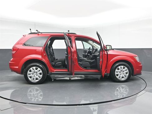 Used 2020 Dodge Journey SE image 40