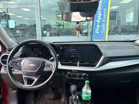 Used 2024 Chevrolet Trax LT w/ Driver Confidence Package FWD image 2