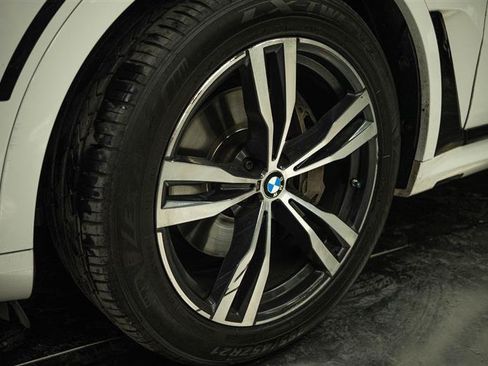 Used 2024 BMW X7 xDrive40i w/ M Sport Package AWD/4WD image 3