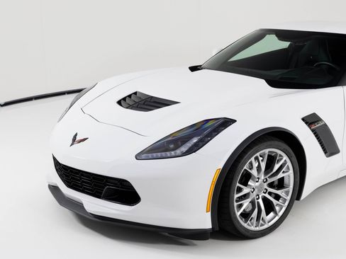 Used 2015 Chevrolet Corvette Z06 w/ 3LZ Preferred Equipment Group image 53