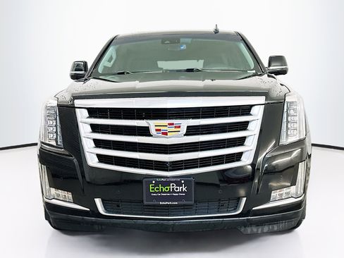 Used 2018 Cadillac Escalade Luxury image 2