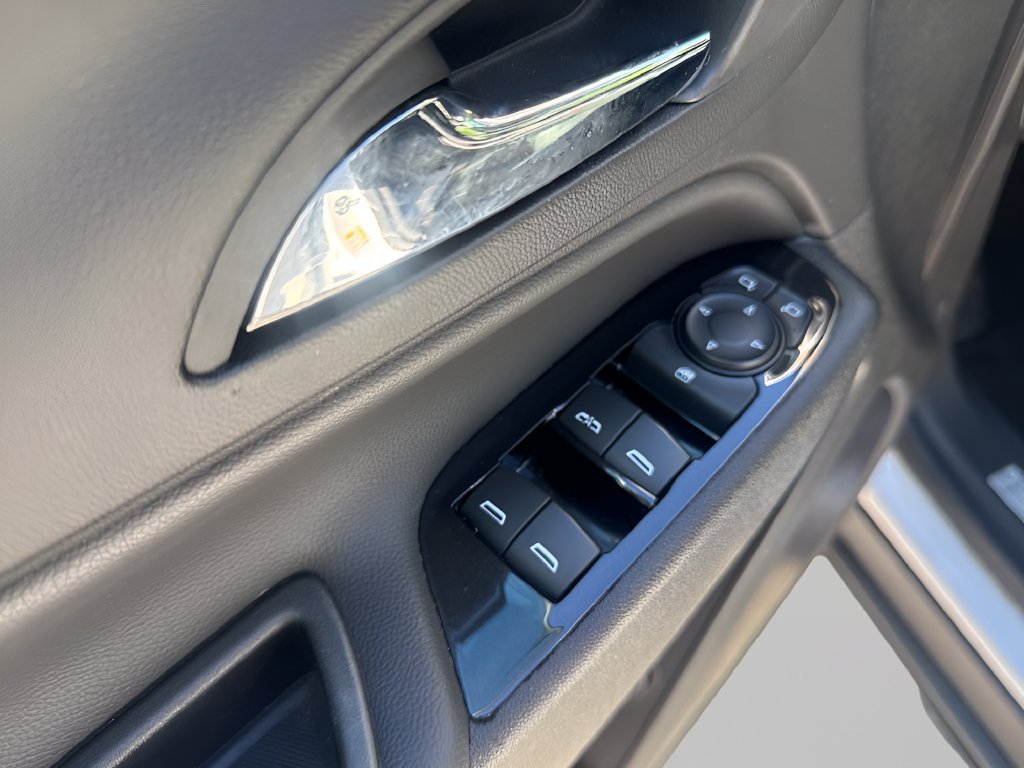 Used 2024 Chevrolet Equinox Premier AWD/4WD image 14