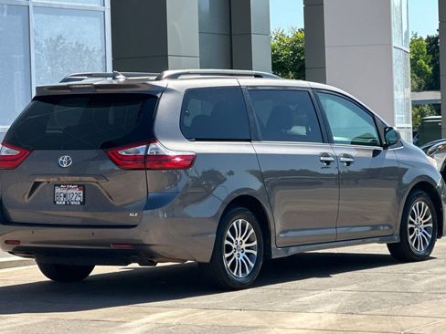 Certified 2018 Toyota Sienna XLE w/ XLE Navigation Package FWD image 4