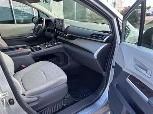 Used 2021 Toyota Sienna LE FWD image 10
