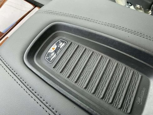 Used 2019 Cadillac Escalade Premium Luxury RWD image 30