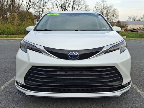 Certified 2024 Toyota Sienna XLE image 2