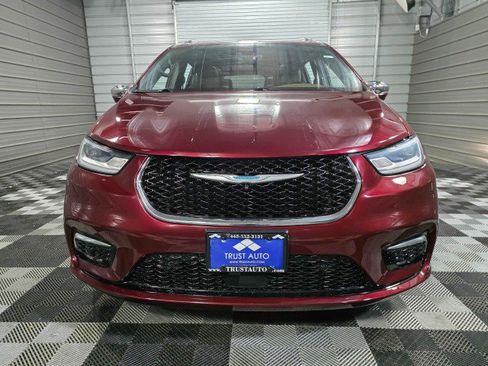 Used 2021 Chrysler Pacifica Limited w/ Uconnect Theater Family Group FWD image 3