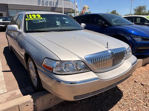 Used 2004 Lincoln Town Car Signature RWD image 6