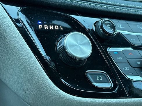 Used 2024 Chrysler Pacifica Select image 25