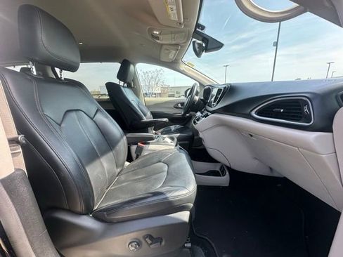 Used 2018 Chrysler Pacifica Touring-L Plus image 29