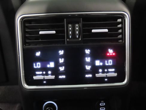 Certified 2023 Porsche Cayenne Platinum Edition AWD/4WD image 32