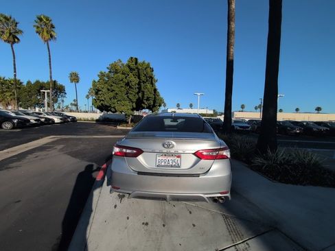 Used 2020 Toyota Camry SE image 19
