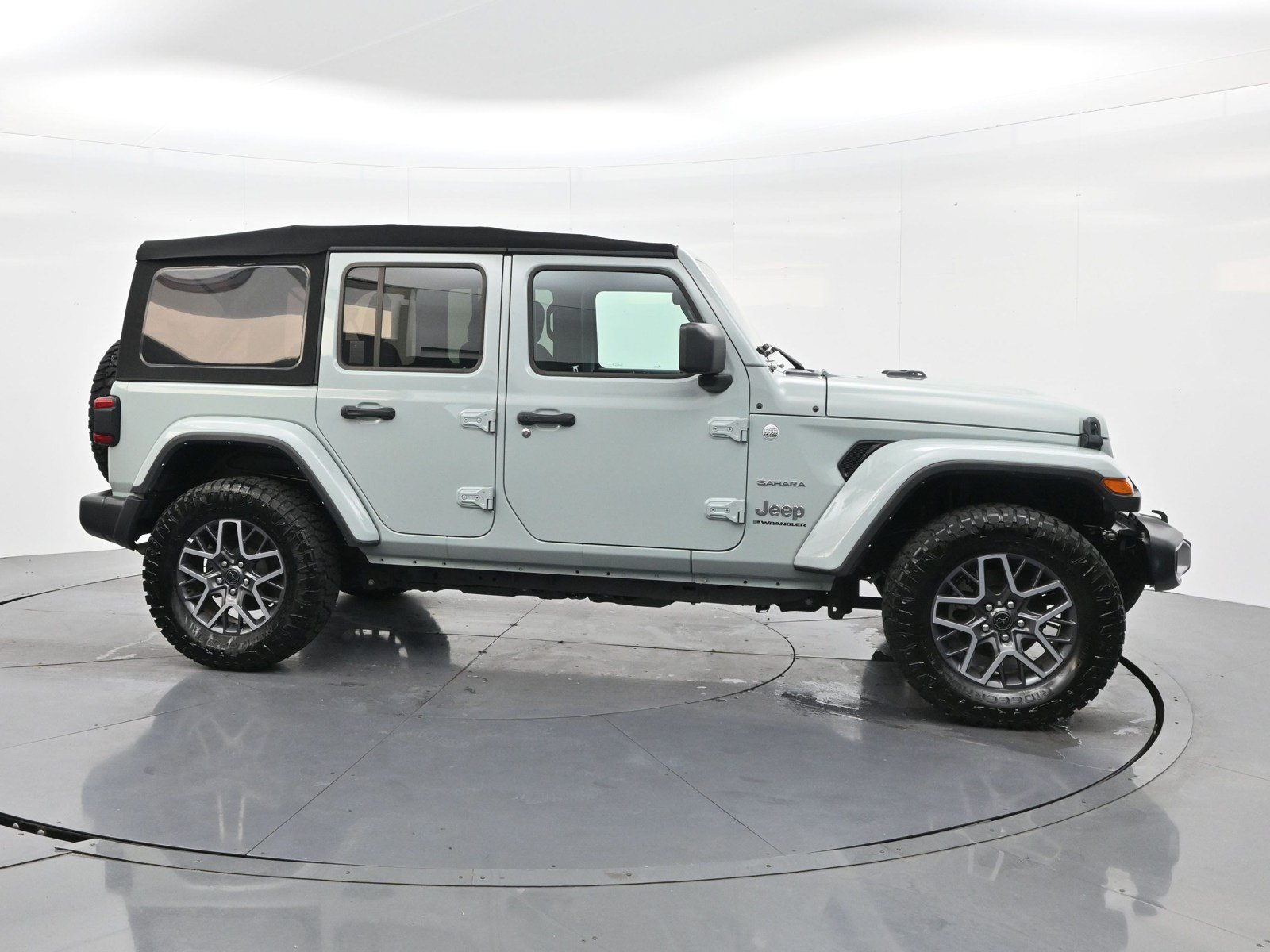 Used 2024 Jeep Wrangler Unlimited Sahara w/ Safety Group AWD/4WD image 4