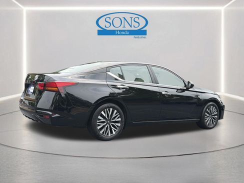 Used 2025 Nissan Altima 2.5 SV FWD image 24