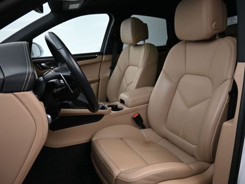 Certified 2024 Porsche Macan image 5