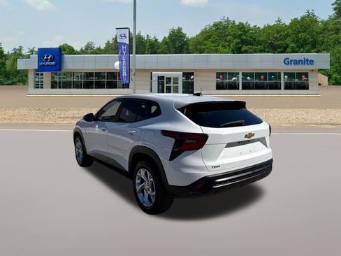 Used 2024 Chevrolet Trax LS w/ LS Convenience Package FWD image 4