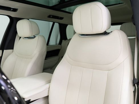 Used 2025 Land Rover Range Rover SE image 16