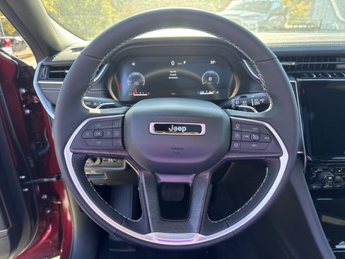 New 2025 Jeep Grand Cherokee Limited w/ Black Appearance Package image 28