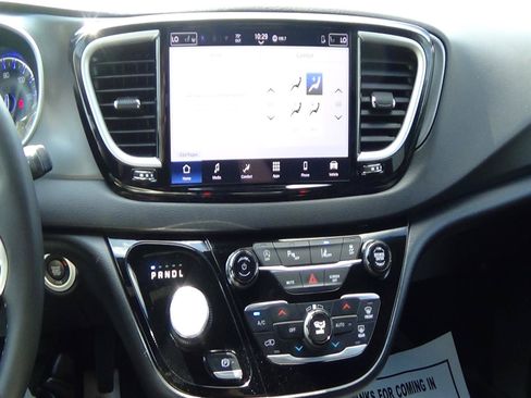 Certified 2025 Chrysler Pacifica Select FWD image 23
