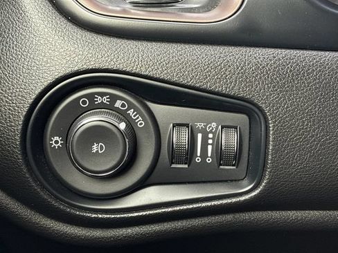 Used 2023 Jeep Renegade Latitude AWD/4WD image 26